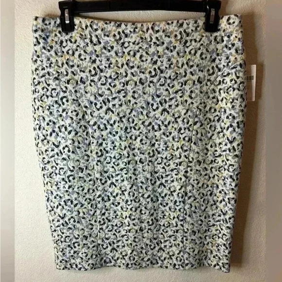 Anthropologie MAEVE Leopard Jacquard Pencil Skirt
Size XL NWT - Picture 4 of 6